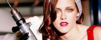 Kristen Stewart, tendida en la oscuridad