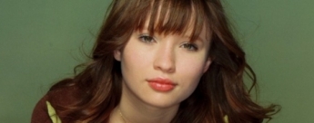 Emily Browning quiere matar a Elvis Presley