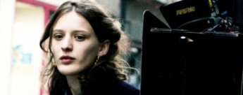 Greta Gerwig y Brady Corbet rememoran la m�sica de los 90