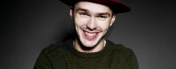 Nicholas Hoult y Elle Fanning protagonizan 'Young Ones'