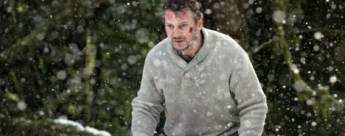 Liam Neeson sufre en la nieve
