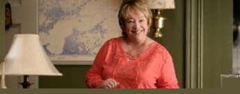 Kathy Bates ser� Charlie Sheen