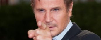 Liam Neeson se pasea entre tumbas 