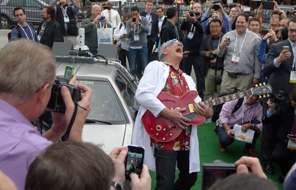Imagen de Christopher Lloyd vuelve a subirse al DeLorean de Regreso al futuro