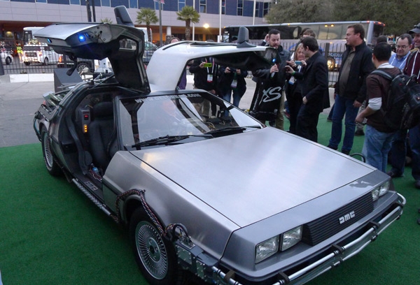 Imagen de Christopher Lloyd vuelve a subirse al DeLorean de Regreso al futuro