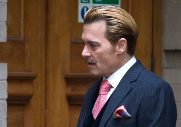 Imagen de Johnny Depp es Charlie Mortdecai.