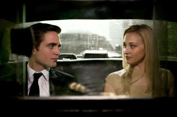 Imagen de Robert Pattinson y Sarah Gadon en 'Cosmópolis'