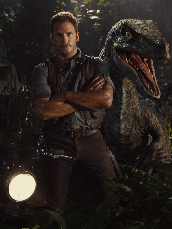 Imagen de Chris Pratt luce junto a un raptor en Jurassic World