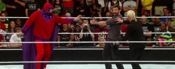 Hugh Jackman vs 'Magneto' en WWE Raw