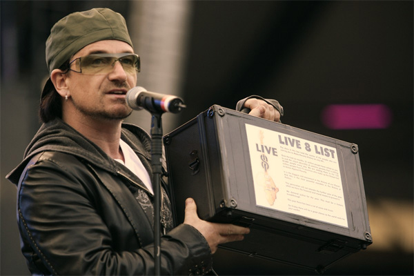 Imagen de Bono, de U2 gana millones con Facebook